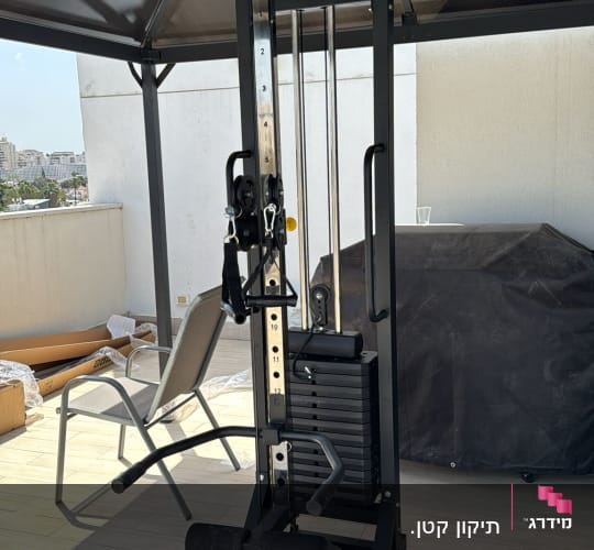 מכשיר כושר תחת פרגולה על מרפסת